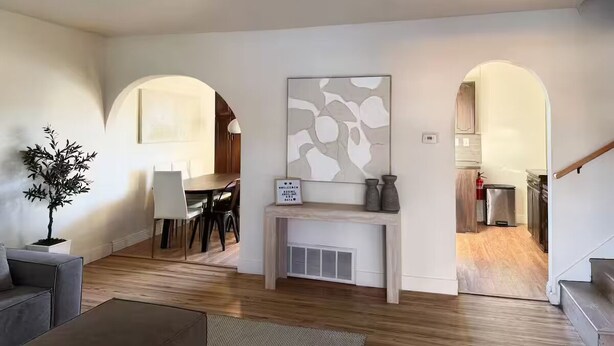 Uma sala de estar com lareira, espaço para refeições e cozinha integrada.