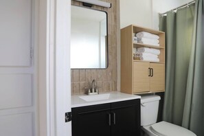 Hair dryer, bidet, towels, soap - Cozy Luxury stay• Entire home in Sandy, Utah (White)