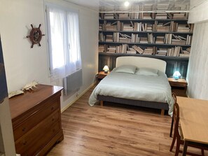 Tabla de planchar con plancha, wifi, ropa de cama