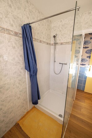 Een douche, een haardroger, handdoeken, zeep