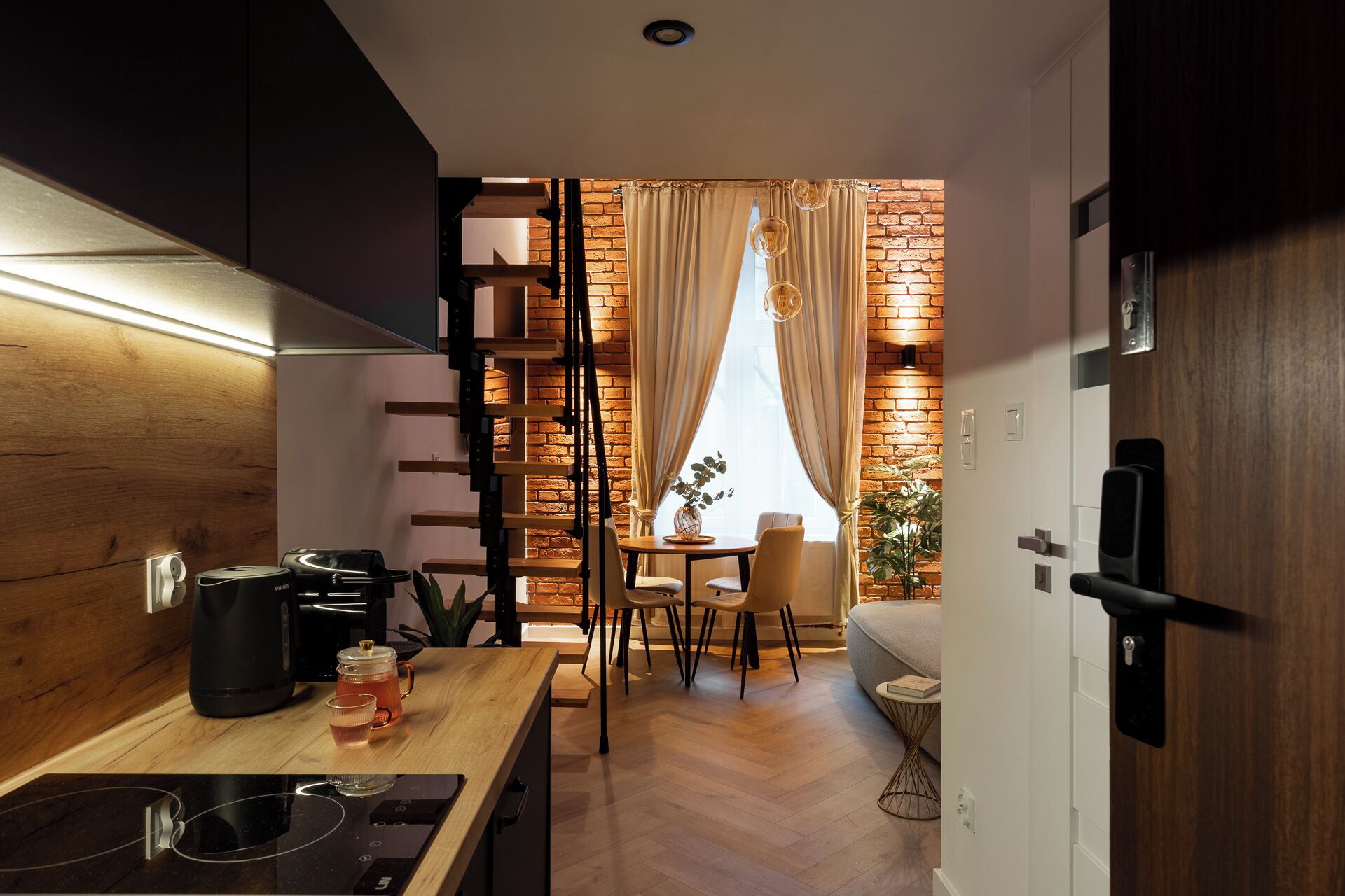 Superior-Studio, Zwischengeschoss | Eigene Kochnische | Kühlschrank, Mikrowelle, Herdplatte, Wasserkocher mit Kaffee-/Teezubehör