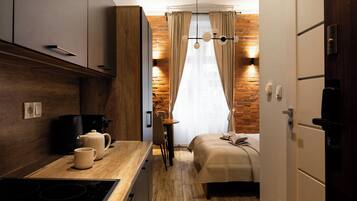 Deluxe Studio, 1 Double Bed | Private kitchenette