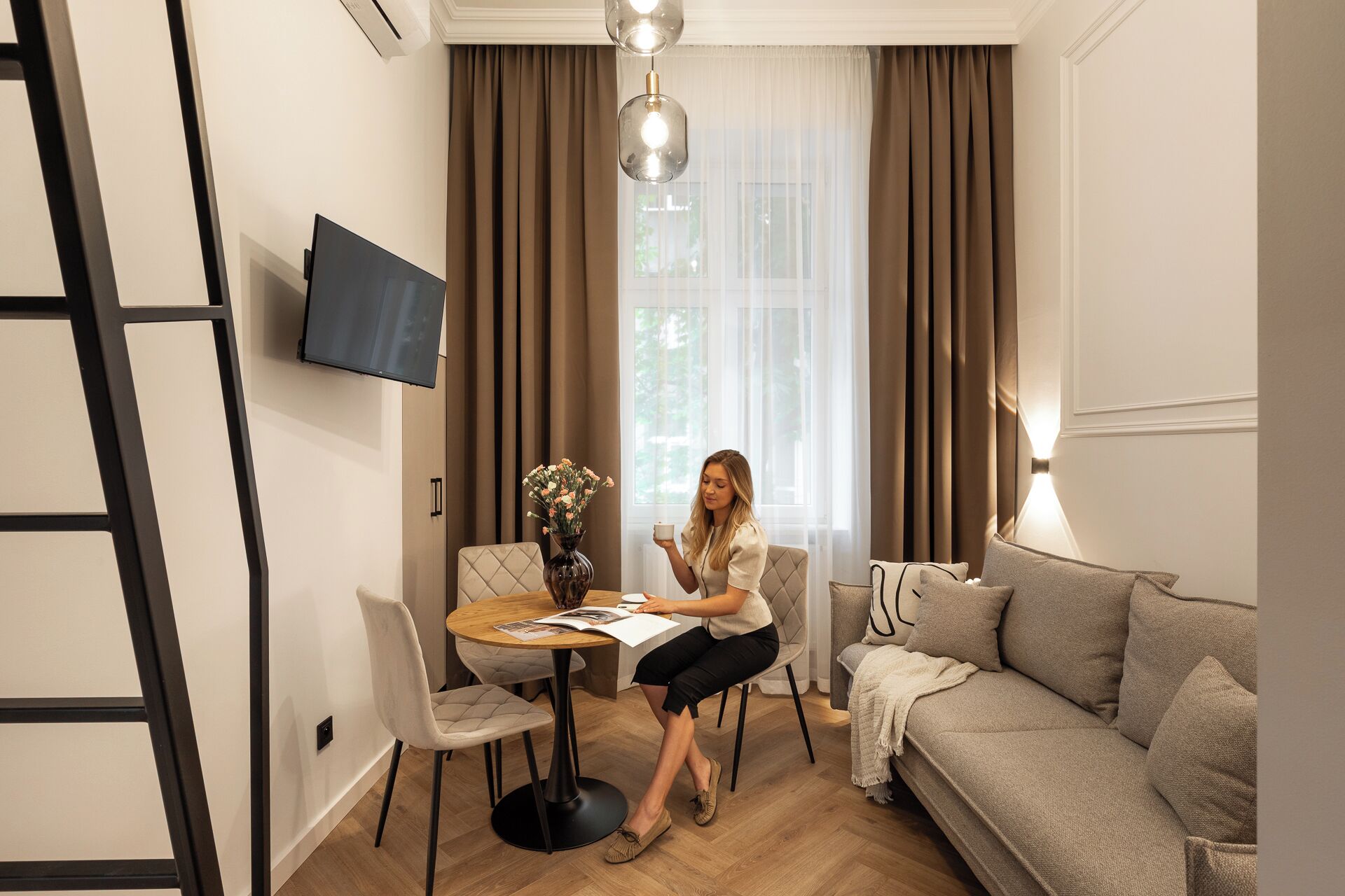 Superior Studio, Air conditioning | Living area | 40-inch flat-screen TV with cable channels
