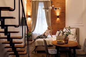 Superior Studio Suite, Mezzanine | Ruang tamu | TV skrin rata 