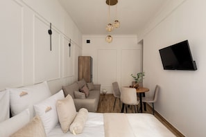 Deluxe Studio, 1 Double Bed with Sofa bed | Living area | Flat-screen TV - L23 Boutique by Downtown Apartments (Kraków)