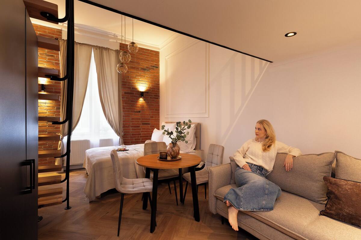 Superior Studio Suite, Mezzanine | Living area