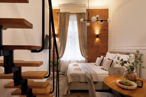 Studio Suite Superior, lantai mezzanine | Area keluarga | TV layar datar