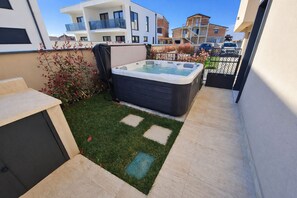 Outdoor spa tub - House with private jacuzzi near Umag (Umag)
