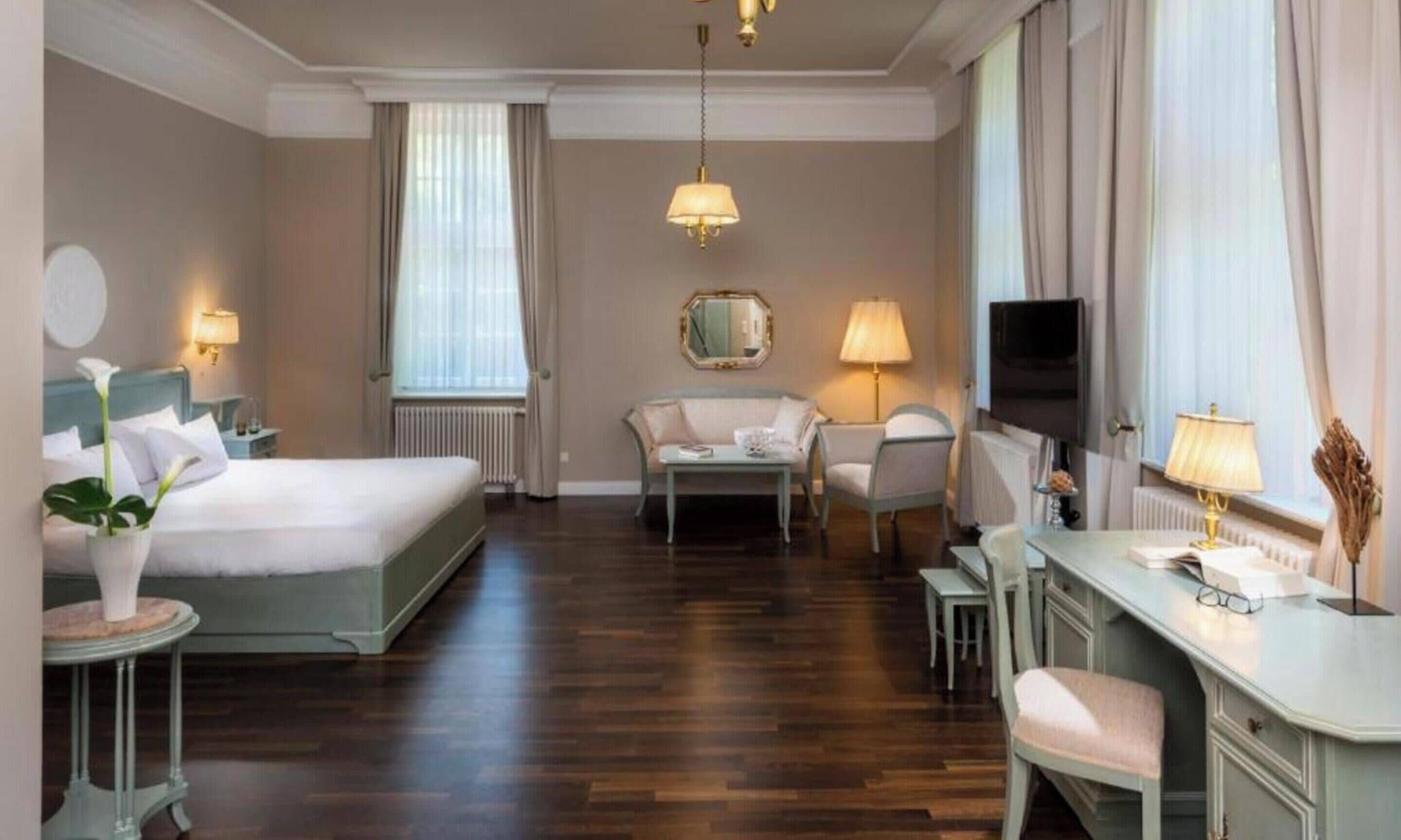 1 habitación, muebles diferentes y tabla de planchar con plancha 