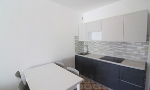 Fridge, stovetop, dishwasher, cookware/dishes/utensils - Modern studio by the beach (Lignano Sabbiadoro)