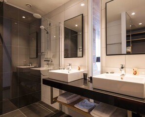 Deluxe Double Room, Patio, Garden View | Bathroom - Hotel de Sterrenberg (Otterlo)