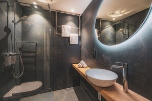 Standard-Doppelzimmer | Badezimmer | Dusche, kostenlose Toilettenartikel, Haartrockner, Handtücher