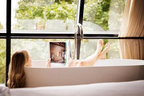 Lúxusherbergi með tvíbreiðu rúmi - útsýni yfir garð | Öryggishólf í herbergi, skrifborð, vinnuaðstaða fyrir fartölvur