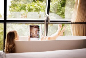 Caja de seguridad en la habitación y escritorio