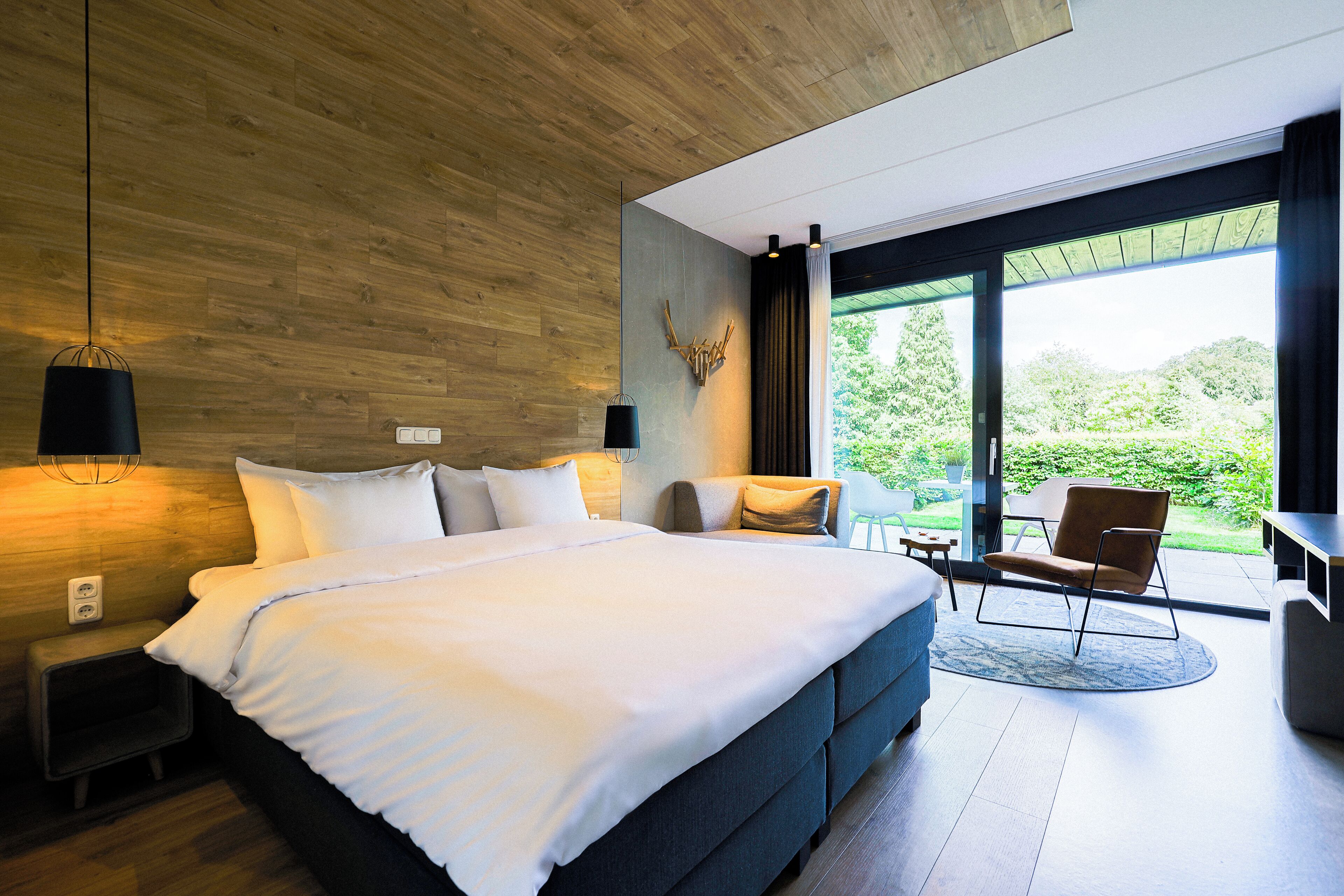 Dobbeltrom – deluxe, terrasse, hageutsikt | Safe på rommet, skrivebord og skrivebord for bærbar PC