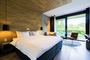 Dobbeltrom – deluxe, terrasse, hageutsikt | Safe på rommet, skrivebord og skrivebord for bærbar PC