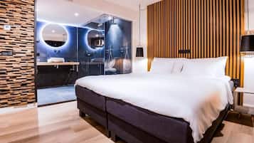 Deluxe Suite | Peti besi dalam bilik, meja, ruang kerja komputer riba