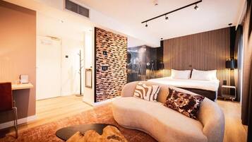 Kahden hengen junior-huone, parveke | Tallelokero huoneessa, työpöytä