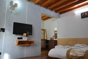 Desk, laptop workspace, free WiFi - The Walnut Inn Resort (Hunder)