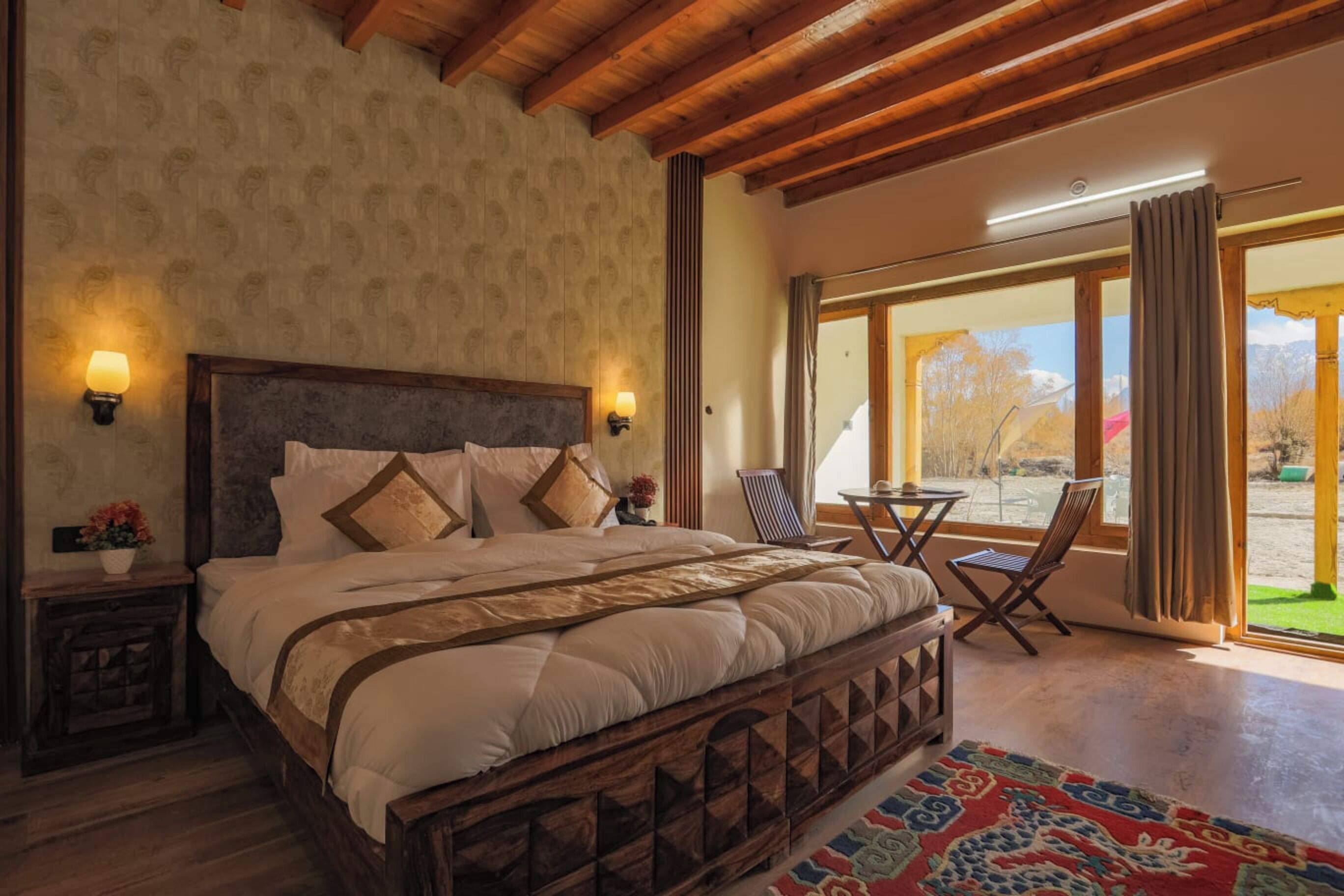 مكتب ومساحة عمل للكمبيوتر المحمول وواي فاي مجانًا