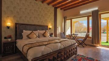 Family Room, Mountain View | Desk, laptop workspace, free WiFi