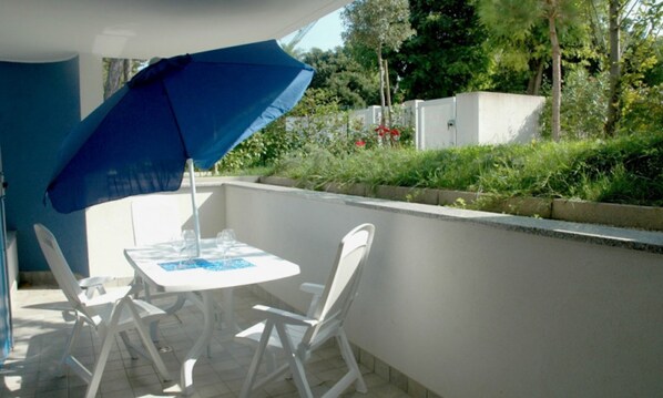 Outdoor dining - Lovely villa in Lignano Pineta (Lignano Sabbiadoro)