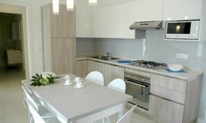 Fridge, microwave, oven, stovetop - Lovely villa in Lignano Pineta (Lignano Sabbiadoro)