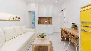A modern apartment with a living room, kitchenette, and dining area. - Lemon pie by halu! Charming studio next to Aristotelous Square (Thessaloniki)