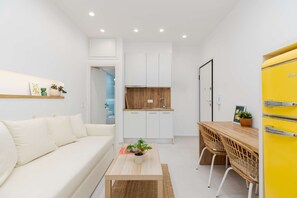 TV - Lemon pie by halu! Charming studio next to Aristotelous Square (Thessaloniki)