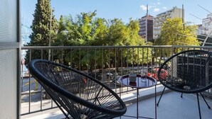 A balcony with two black wicker chairs and a small round table. - Lemon pie by halu! Charming studio next to Aristotelous Square (Thessaloniki)