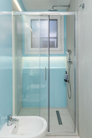 Douche, sèche-cheveux, serviettes fournies