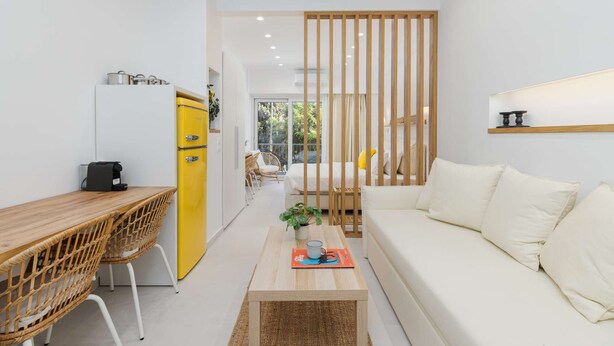 A modern, compact living space with a kitchenette, a dining area, and a sofa. - Lemon pie by halu! Charming studio next to Aristotelous Square (Thessaloniki)