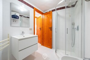 Shower, bidet, towels, shampoo