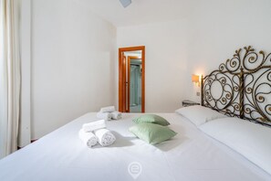 2 bedrooms, iron/ironing board, travel cot