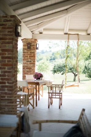 Outdoor dining - Primarosa Country House with pool (Nizza Monferrato, AT)