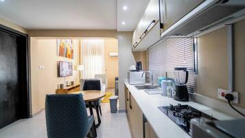 Apartamento económico, balcón, vistas a la ciudad | Cocina privada | Frigorífico, microondas, horno y placa de cocina