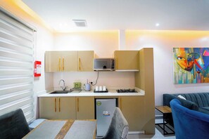 Apartamento económico, balcón, vistas a la ciudad | Cocina privada | Frigorífico, microondas, horno y placa de cocina