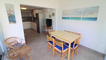 Villa, 2 Bedrooms, Patio, Garden View | Dining room