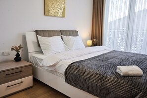 أسرّة بطبقة علوية مريحة وبديكورات فريدة لكل غرفة وطراز فريد لكل وحدة