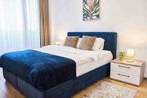 Pillowtop beds, individually decorated, individually furnished, desk - Central Monarh Tower Accomodation (Timișoara)