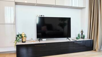 Deluxe Apartment, River View | Interior