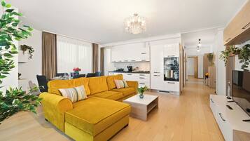 Family Apartment, 3 Bedrooms, Garden View | Living area