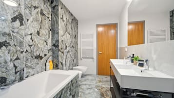 Combined shower/tub, rainfall showerhead, free toiletries, hair dryer