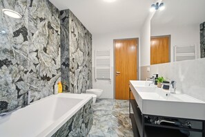 Combined shower/tub, rainfall showerhead, free toiletries, hair dryer - Central Monarh Tower Accomodation (Timișoara)