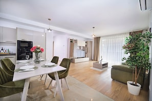 Exclusive Apartment | Living area | TV, heated floors - Central Monarh Tower Accomodation (Timișoara)
