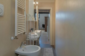 Shower, hair dryer, towels - Nazionale Apartment by Simone, Daniele & Paolo in Florence (Firenze)