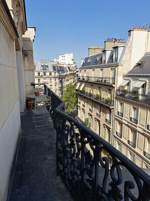 Property grounds - Parisian flat with balconies, A/C in 2 bedroom (Paris)