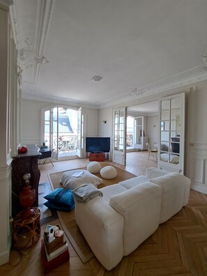 Smart TV - Parisian flat with balconies, A/C in 2 bedroom (Paris)