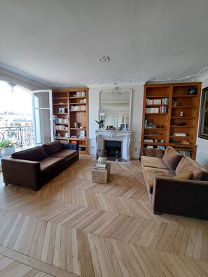 Smart TV - Parisian flat with balconies, A/C in 2 bedroom (Paris)