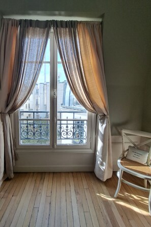 Interior - Parisian flat with balconies, A/C in 2 bedroom (Paris)